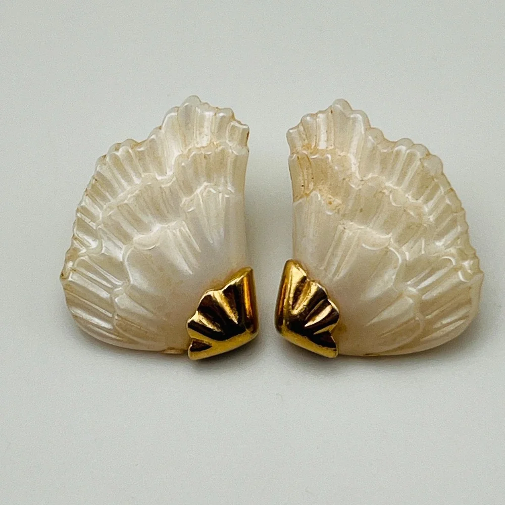 Vintage‎ Avon Fan Wave Earrings Pierced Faux Mother of Pearl Gold Highlights